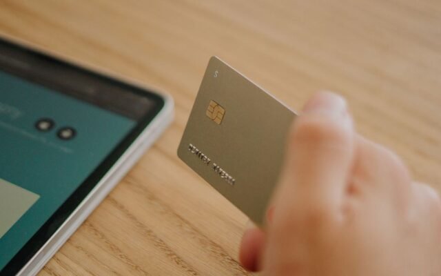 Чому банк блокує картку через P2P і що робити