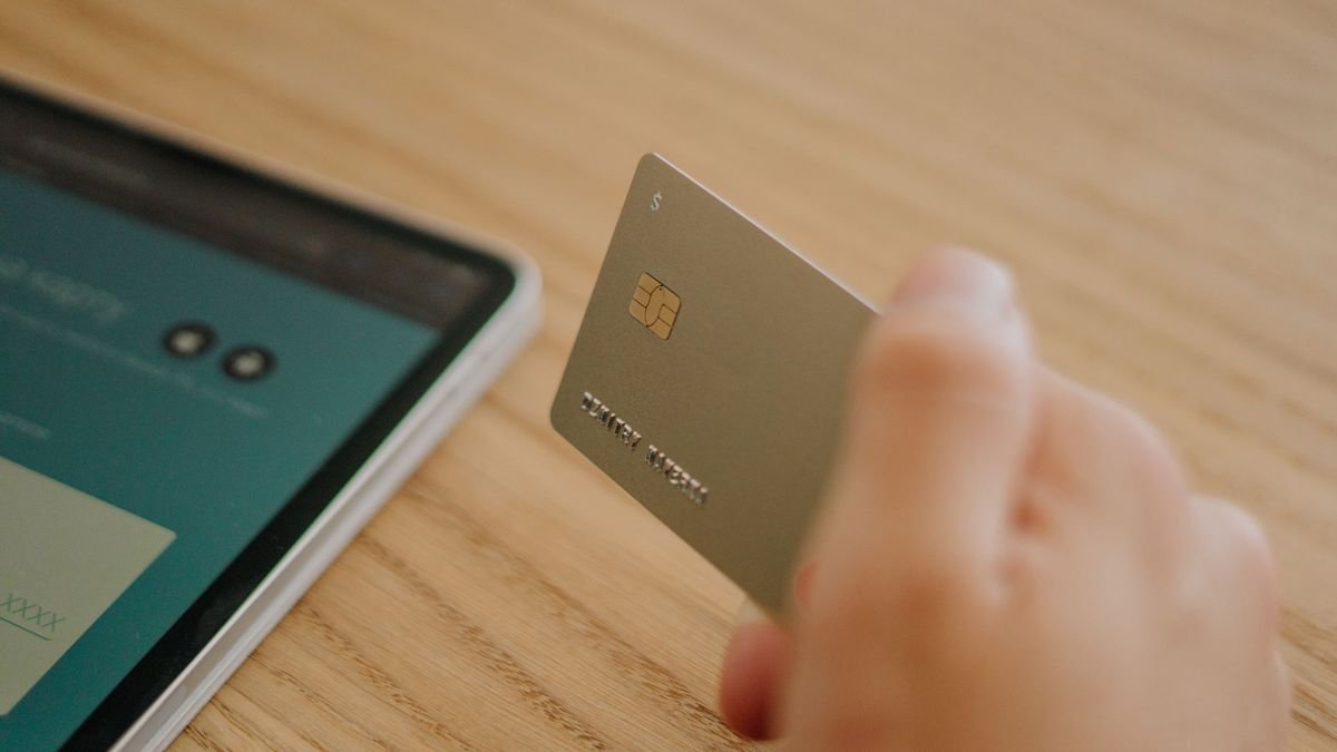 Чому банк блокує картку через P2P і що робити