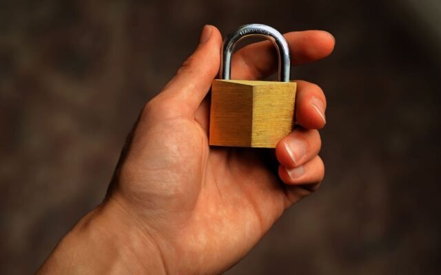 How to Store Crypto: Hot and Cold Wallets, Seed Phrase
